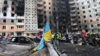 Kuva sodan runtelemasta rakennuksesta Ternopilissä Ukrainassa. Etualalla Ukrainan lipun riekale.