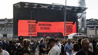 Palestiinaa ja Kongoa tukeva teksti Flow'n päälavalla Flow Festivalilla.