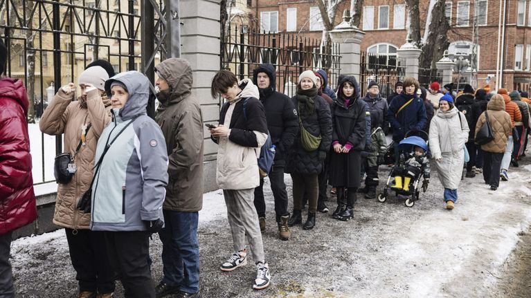 Ihmisiä jonottamassa äänestämään Venäjän suurlähetystön edessä Tehtaankadulla Helsingissä.