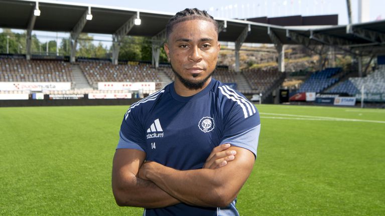 HJK:n uusi hankinta, jalkapalloilija Vicente Besuijen joukkueen tiedotustilaisuudessa Helsingissä 30. heinäkuuta 2025.