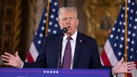 Donald Trump puhuu kädet levällään.  