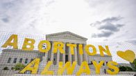 En demonstration för fri abort utanför Högsta domstolen i Washington DC den 24 april.