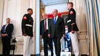 Donald Trump ja Benjamin Netanjahu saapumassa tiedotustilaisuuteen.