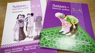 Salam - islamin polku -nimisiä oppikirjoja pöydällä.