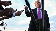 Donald Trump lehdistötilaisuudessa ulkona.