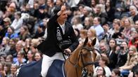 Sveitsin Steve Guerdat ratsunsa Albfuehren's Iashin Sitten kanssa Helsinki Horse Show'ssa.