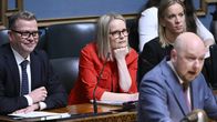 pääministeri Petteri Orpo ja valtiovarainministeri Riikka Purra eduskunnan täysistunnossa. Etualalla Joona Räsänen epäterävänä.