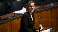 Sosiaali- ja terveysminiseri Hanna Sarkkinen (vas.) eduskunnan täysistunnossa Helsingissä 22. huhtikuuta 2022.
