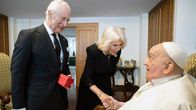 Kuningas Charles III ja kuningatar Camilla tervehtivät paavi Franciscusta.