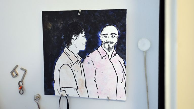 Keittiön seinällä on piirros pariskunnasta.