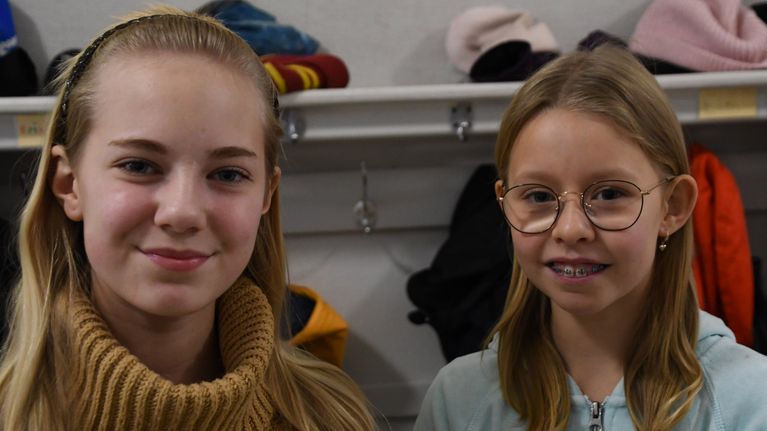 Två flickor i skolmiljö.