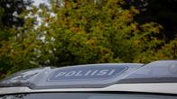 Poliisiauton vilkut ja poliisi -teksti.