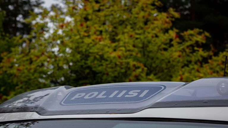 Poliisiauton vilkut ja poliisi -teksti.