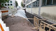 Tyomaa kuoppa puutarhakadulla, jossa tapahtui kuolemaan johtava putoaminen.