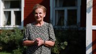 Saamelaisten totuus- ja sovintokomission puheenjohtaja Hannele Pokka hymyilee ja katsoo kameraan kotipaikassaan Rovaniemen Muurolassa.. 