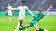 Michael Olise kämpar om bollen i en match mot Nordirland.