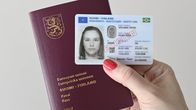 Mallikuva uudesta passista ja henkilökortista.