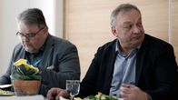 Kärkölän pormestari Markku Koskinen ja kunnan kansliapäällikkö Jouni Nieminen ruokailemassa.
