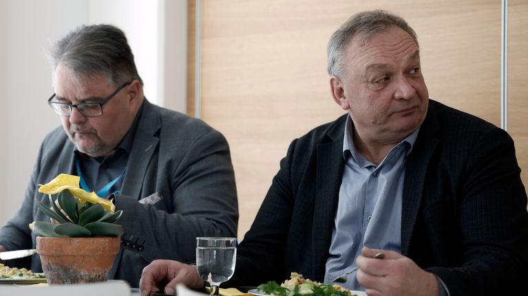 Kärkölän pormestari Markku Koskinen ja kunnan kansliapäällikkö Jouni Nieminen ruokailemassa.