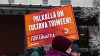Lakkovahteja kylttien kanssa talvisella pihamaalla.