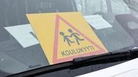 Tilataksin kojelaudalla on koulukyyti-kyltti.