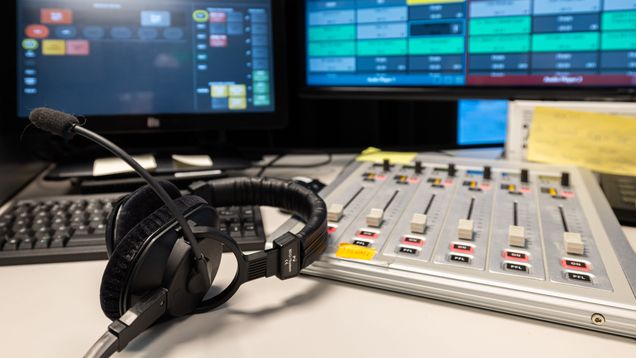 Bealjebilttut, radiostudio sáddenbeavdi ja šearbma.
