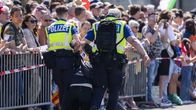 Poliisit vievät henkilöä pois Euroviisujen avajaisseremoniasta. Henkilöllä on käsiraudat.