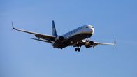 Ryanairin lentokone taivaalla.