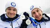 Eero Hirvonen ja Ilkka Herola näyttävät hopeamitaleitaan kameralle Milano-Cortinan talviolympialaisissa.