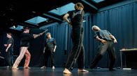 Leo Ikhilor (oik.) fyysisen teatterin oppitunnilla Tampereen Nätyllä.