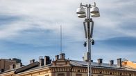 Valvontakamera seuraa aluetta julkisessa kaupunkiympäristössä.