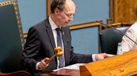 Eduskunnan puhemies Jussi Halla-aho johtaa täysistuntoa puhemiehen nuija kädessä.