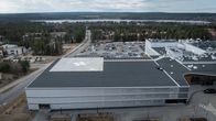 Ilmakuva Lapin keskussairaalan helikopterin laskeutumisalustasta parkkihallin katolla.