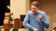Jyväskylä Sinfonian soolosellisti Ilkka Kauppi esittää käsillän, kuinka raskasta selloa on soittaa, jos akustiikka on huono.