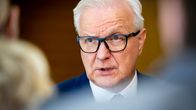 Olli Rehn antaa haastattelua kuvausryhmälle.