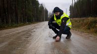 Destian työpäällikkö Henri Annala kokeilee syksyisen soratien pintaa sormillaan.