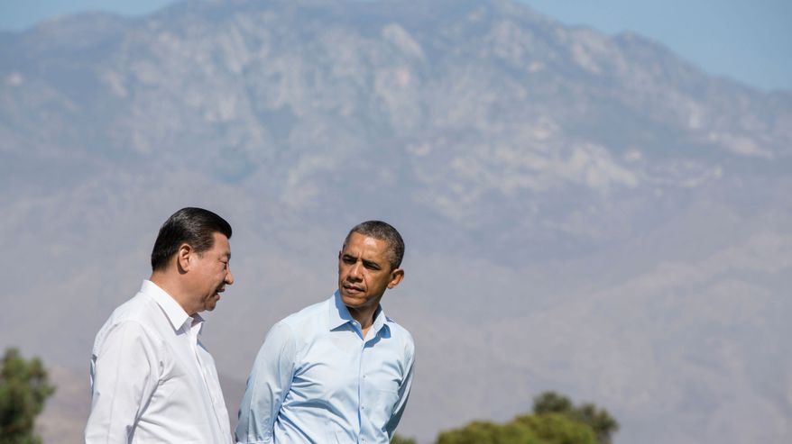 Xi Jinping ja Barack Obama kävelevät ulkona keskustelleen, molemmilla kauluspaita ilman takkia. Taustalla vuorimaisema. 