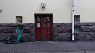 Symppiksen ovi osoitteessa Pääskylänrinne 5.