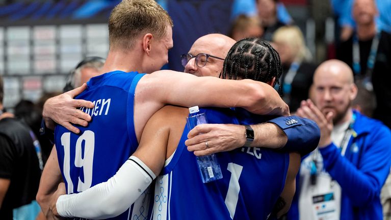 Henrik Dettmann halaa Elias Valtosta ja Miro Littleä.