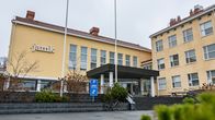 JAMK-ammattikorkeakoulun pääsisäänkäynti Jyväskylässä harmaana päivänä.
