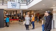 Jyväskylän pavinjongin sisäänkäynnissä paljon nuoria.