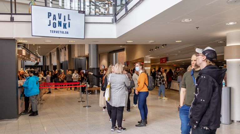 Jyväskylän pavinjongin sisäänkäynnissä paljon nuoria.