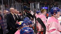 Kuvassa Fredrik Norrena penkin takana ottelussa Tappara - Ässät.