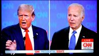 Televisioruutu, jossa näkyvät lähikuvassa Donald Trump ja Joe Biden vaaliväittelyssä.