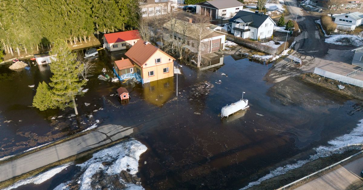 Vesi valtaa jo taloja Alavieskan keskustassa, ihmisiä evakuoitu – video näyttää tulvan saartamat rakennukset | Pohjois-Pohjanmaa