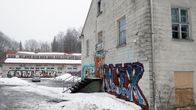 Huonokuntoisia rakennuksia Möysänkatu 3:ssa Lahdessa.