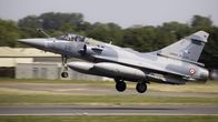 Ranskalainen Mirage 2000 -hävittäjä nousemassa ilmaan.