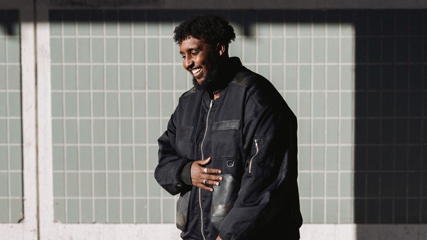 Rap- ja r'n'b-artisti Hassan Maikal kuvattuna Puhoksen ostoskeskuksella Itä-Helsingissä.