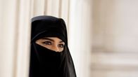 Musliminainen on pukeutunut Nicabiin.