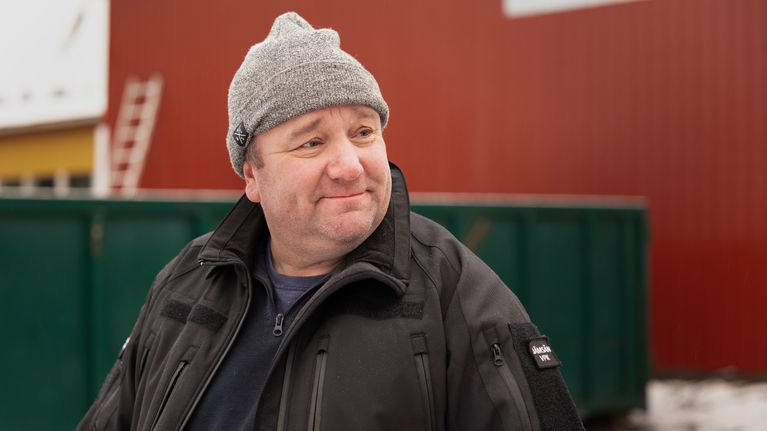 Anssi Mennala seisoo ulkona pipo päässään.